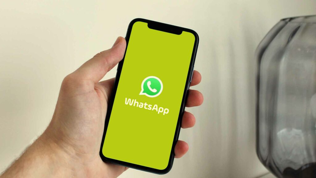 Móvil en la mano con whatsapp
